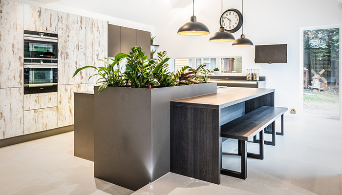This design plays a part in drawing the whole space together – the custom breakfast bar is wrapped around the island, and the split-level floor joins the two areas of the house