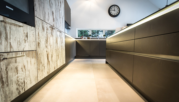 This Bauformat design features contrasting door finishes of dark grey and rustic wood