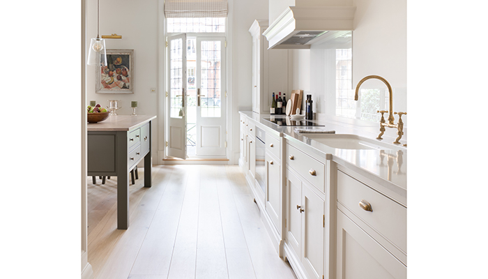 Westin Cache 1100 extraction is concealed in the false chimney above, while the scullery run features Barber Wilsons 1010 deck-mounted mixer tap