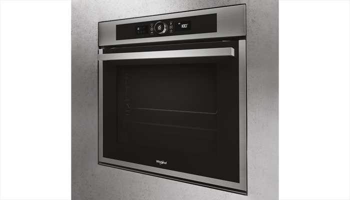The Whirlpool Absolute single multifunction oven benefits from pre-set automatic cooking programmes, a fast pre-heating function and the brand’s 6th Sense technology for intuitive ease of use