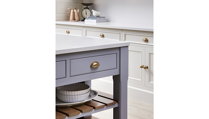 The contrasting grey island unit is in Harvey Jones Arbor cabinetry with handles by Turnstyle Designs