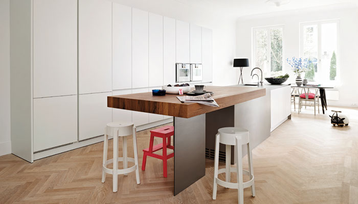 This Eggersmann scheme features a statement wooden worktop and warm wood flooring