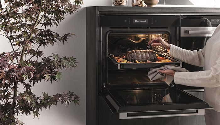 The Hotpoint built-in Class 9 pyrolytic multifunction single oven (SI9 891 SP IX) benefits from Multiflow technology, which ensures dishes are cooked evenly throughout