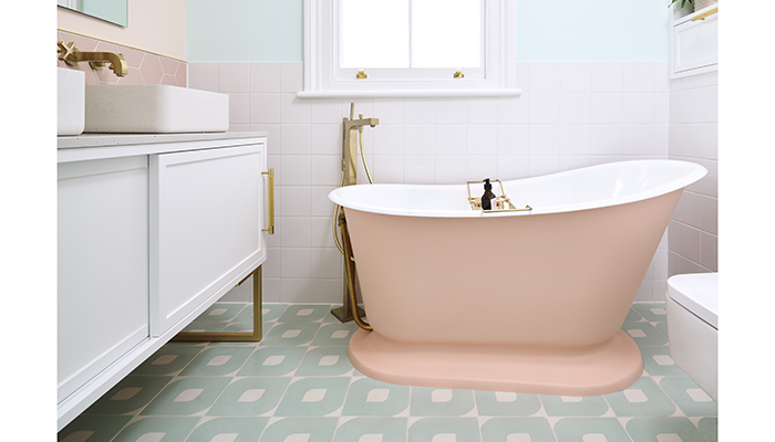 Geraldine opted for a compact freestanding slipper bath from Hurlingham