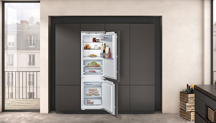 Consumers can monitor NEFF’s N 90 KI8865DE0 built-in fridge-freezer remotely by using the Home Connect app on their smartphone or tablet. FreshSafe and FreshSense help to make food last longer, while the BigBox freezer drawer caters for large and bulky items. It’s rated E on the energy scale, and has a total capacity of 223 litres
