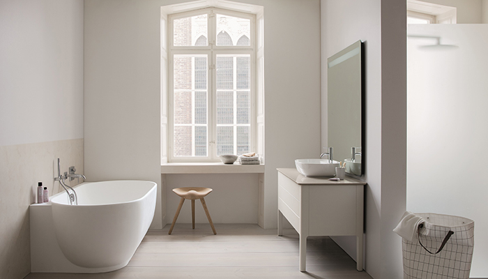 The Luv back-to-wall bathtub, by Danish designer Cecilie Manz for Duravit, combines Nordic minimalism with a timeless elegance. It has a capacity of 252 litres and is also available in a corner version