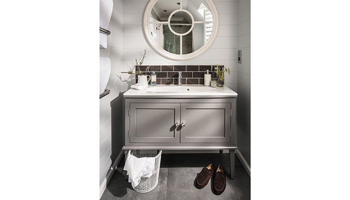 The Hamar vanity console