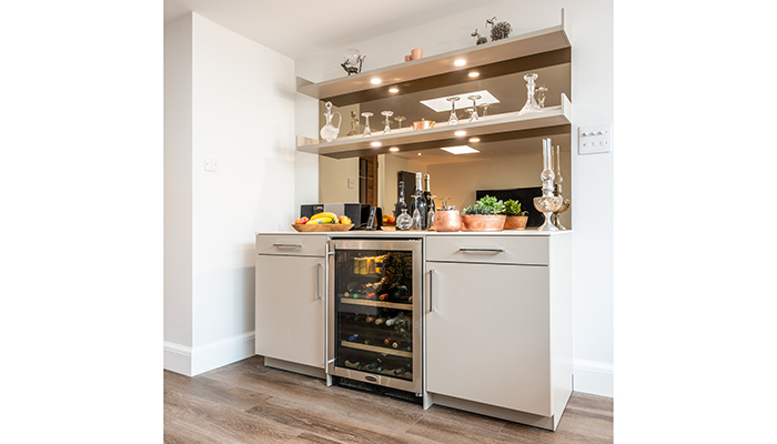 The Myers Touch created this stunning kitchen bar and entertaining area using SieMatic SC handled cabinetry in Agate grey