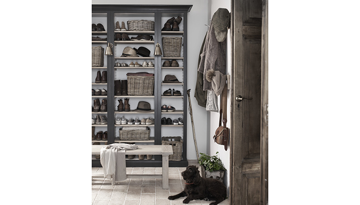 Showcasing Neptune’s Pembroke fitted storage in Charcoal, this almost floor-to-ceiling shelving area is perfect for creating a perfectly organised space. The Arundel two-seater bench provides a perfect place to perch, while Somerton baskets offer ample storage for odds and ends