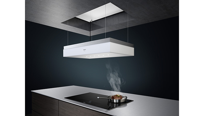 Siemens’ iQ700 LR18HLT25 varioLift studioLine 105cm ceiling hood features varioLift, meaning that it can be lowered to the desired height or moved out of sight when not in use. The lighting, functions and speed can all be managed via the Home Connect app, or even by voice control with Amazon Alexa