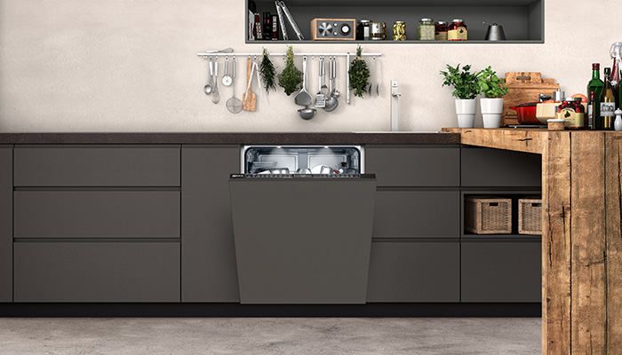 Neff’s N 90 S299YB800E 60cm fully integrated dishwasher holds 14 place settings. It can be controlled with the Home Connect app, which will advise users of the ideal settings for each load while the VarioHinge makes it quicker and easier to install