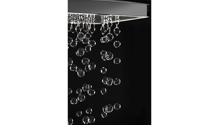 BubbleSpa droplets, filled with air and formed by 16 HydrO2 nozzles in the shower head