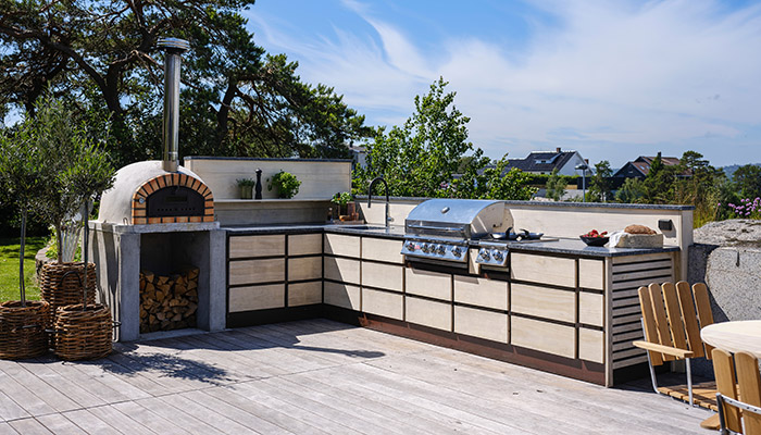 Lundhs Real Stone is resistant to temperatures of up to 300ºC, so hot pots and pans can be placed directly on the surface without fear of damage. This resistance to heat is also beneficial when installing a grill or BBQ for example, as the surface can go right next to the cooking area. This design features the Lundhs Royal worktop