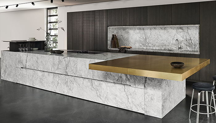 Unique island in Bianco Nuvola quartzite and brushed solid brass