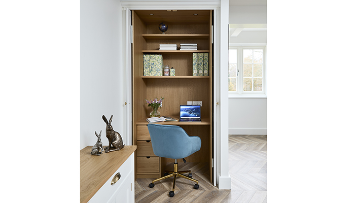 Now you see it, now you don’t! This compact home office from Simon Taylor Furniture can be neatly concealed behind pocket doors when not in use. It sits within a bespoke Ashridge Shaker kitchen with Banquette Seating