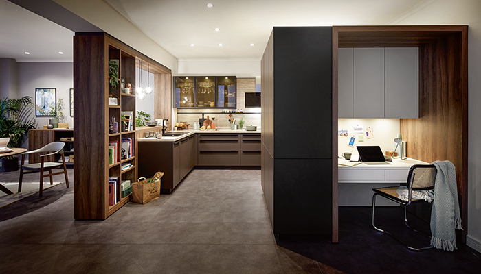 From the Schüller C collection’s Arosa range, this broken-plan kitchen with Mocha Brown Satin cabinet fronts and walnut effect furniture incorporates a compact, stand-alone office zone in Crystal White