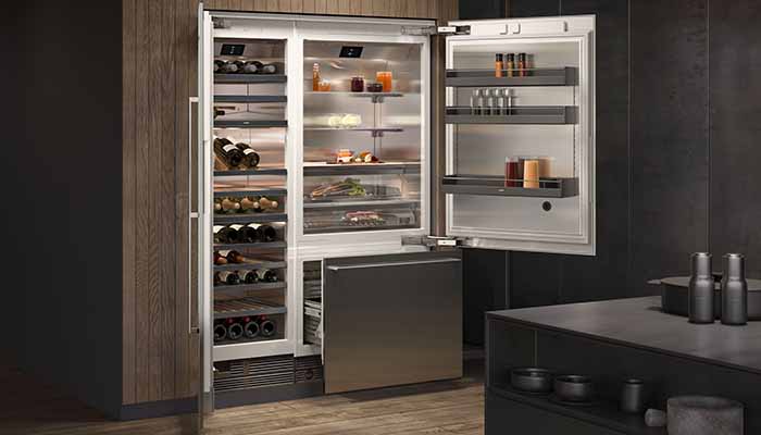 Operated by TFT touch display and compatible with the Home Connect app, Gaggenau’s RB472305 Vario fridge-freezer 400 Series has a total capacity of 452L and an integrated ice maker. Features include fast cooling and freezing and warm white and glare-free LED spotlights