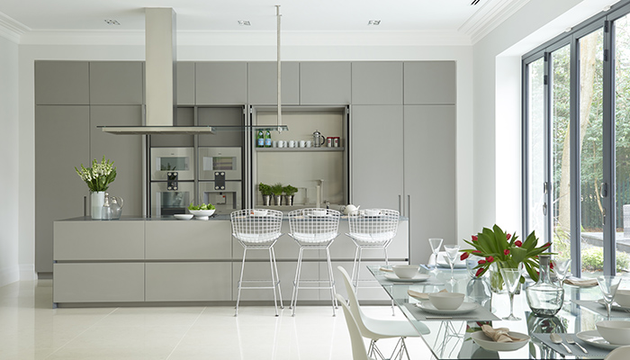 Shown here in a project by DesignSpace London, Modulnova’s ‘Fly’ kitchen collection in satin lacquer in ‘Conchiglia’ colour showcases practical pocket doors to hide essential kitchen elements out of sight when not in use
