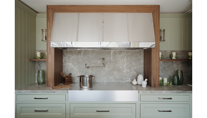 The Mantel area features a bespoke extractor by Westin, which is framed with a Walnut goalpost detail