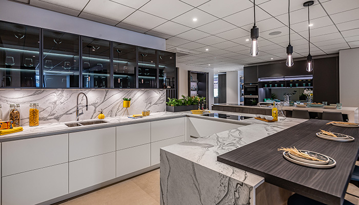 Memory RI Fluted Furniture in Pastel Smoke and Zerox FM in White Dekton Liquid Sky Worktop, Blanco CLARON 340/180-U Sink and Blanco SOLENTA-S in Chrome