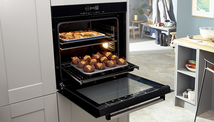 Selected ovens in Beko’s built-in cooking range feature the brand’s innovative Split&Cook® technology. A unique divider allows consumers to cook multiple dishes, at different temperatures, at the same time, without the mixing of any flavours, and, for days when there’s only one small meal to cook, consumers can use the divider to split their oven in half, using less energy by only heating the small section that is needed. Thanks to this advanced feature consumers can reduce the amount of times they heat their oven throughout the day, helping to save money on their energy bills