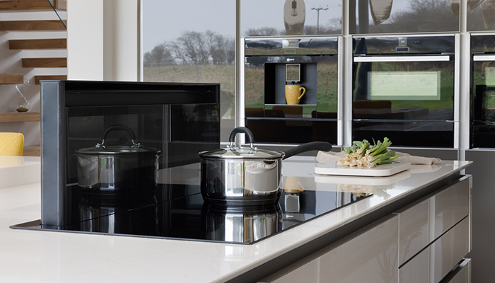The Novy Panorama PRO 90 features a 90cm induction hob with a downdraft extractor that rises up to 30cm from within the hob’s surface to extract cooking vapours at source, directly behind the pans. Positioning the cooking zones side-by-side directly in front of the integrated extractor ensures that aerodynamic flow is continually optimised, resulting in a positive effect on the Panorama’s noise levels. In vented mode, the minimum noise level is 37dB, and a maximum continuous noise level of 57dB  (Photo: Searle & Taylor Kitchens/Paul Craig)