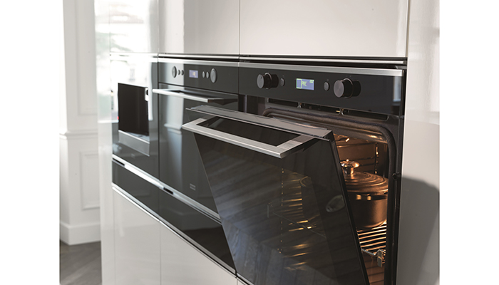 Franke’s Mythos Pyrolytic FMY 98 P comes with an ECO Forced Air Function that prevents food from drying out, using intermittent air circulation and an ECO mode, and is available in an elegant combination of black glass and stainless steel to enhance any kitchen design