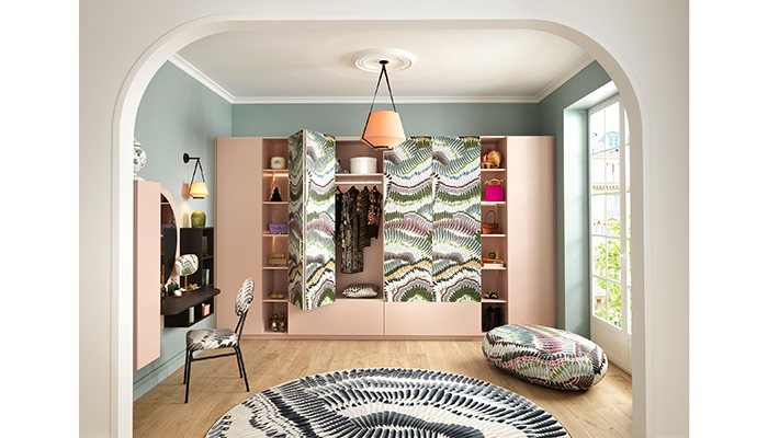 French kitchen manufacturer Schmidt, which offers complete home interior solutions, joined forces with Christian Lacroix Maison to create eye-catching prints to personalise its furniture. This made-to-measure dressing room combines the “Prête-moi ta plume” pattern with La Vie en Rose and Nano Black colours