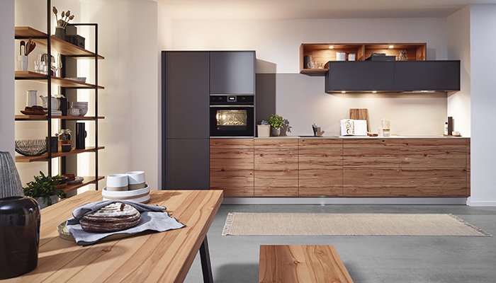 This handleless kitchen combines Sachsenküchen’s Fabiola knotty core beech and Adina titanium matt 