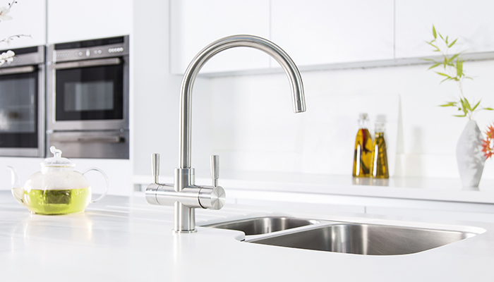 The Franke Omni 4-in-1 manual tap with J spout, side lever and 4 litre water tank is a streamlined addition to any sink combination especially on an island unit