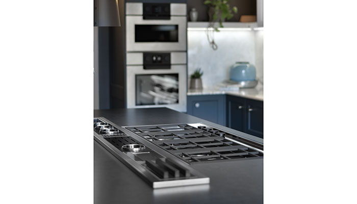 Accessory channel with chopping board, rotating socket, knife, bottle and colander holders, with Lab Evolution hob