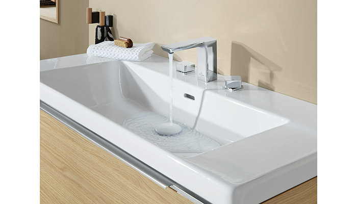 Finished in Chrome, the three-hole basin mixer from the Subway 3.0 range has gently rounded edges 