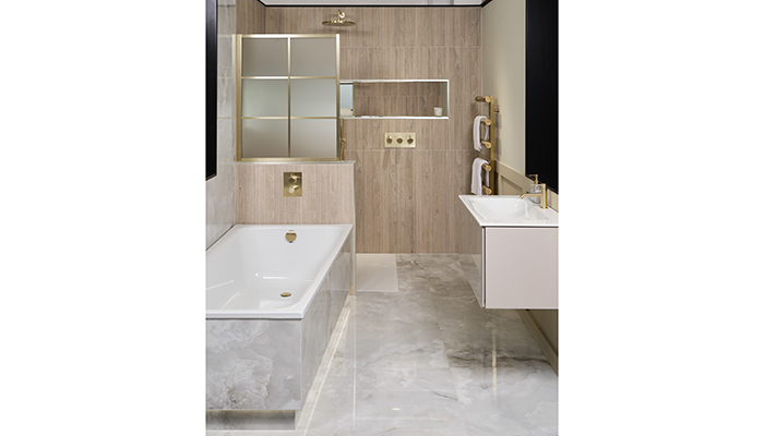 Bathroom Design: Luxe En-Suite with Brushed Gold Brassware