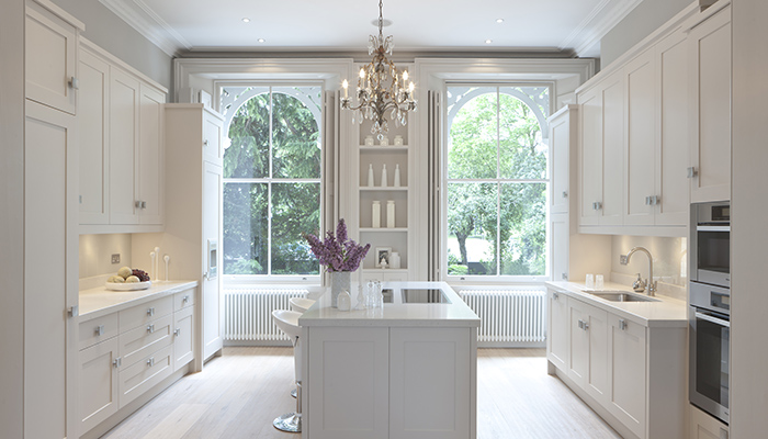 Incorporating a pop-up Elica Adagio downdraft extractor into the island allowed Mowlem & Co to enhance the timeless, elegant aesthetic of this kitchen with a glass chandelier that is perfectly in keeping with the classic architecture of the room 
