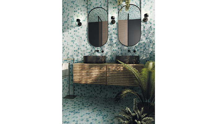 Onix: Hex XL Carel is a glass mosaic composed of hexagonal tiles in mesh sheets of 28.6 x 28.4cm, creating an attractive interplay of turquoise and green