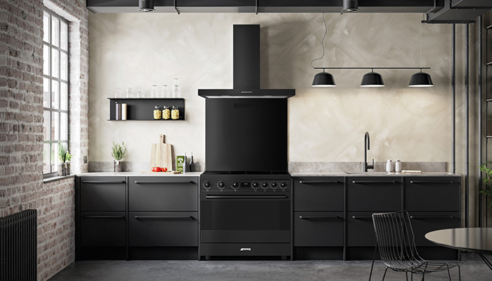 Finished in Smeg’s new Full Black finish, the contemporary 90cm C9IMN2 single cavity range cooker boasts a large 115L oven with five cooking levels. Its Circulaire function prevents flavour transfer when cooking multiple dishes. It also has a Vapour Clean function and a five-zone induction hob