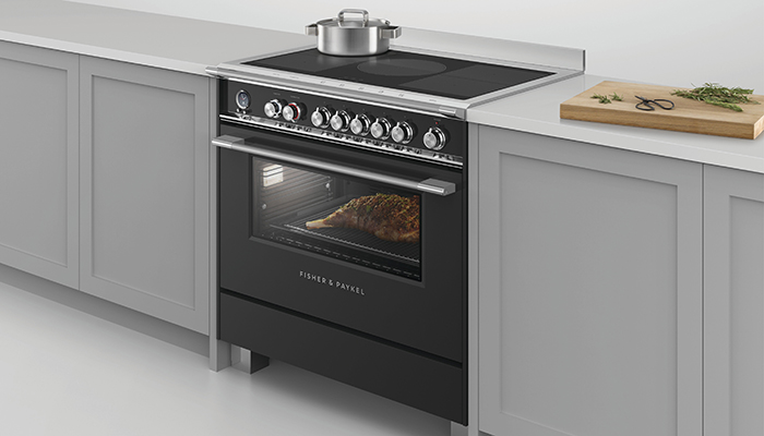 The 140L oven within Fisher & Paykel’s 90cm OR90SCI6B1 Freestanding Range Cooker with Induction cooktop has 10 functions, including Rotisserie, Pizza, Bake and Fan Grill. The five cooking zones on the induction hob can be combined to form SmartZones to suit a variety of pan sizes