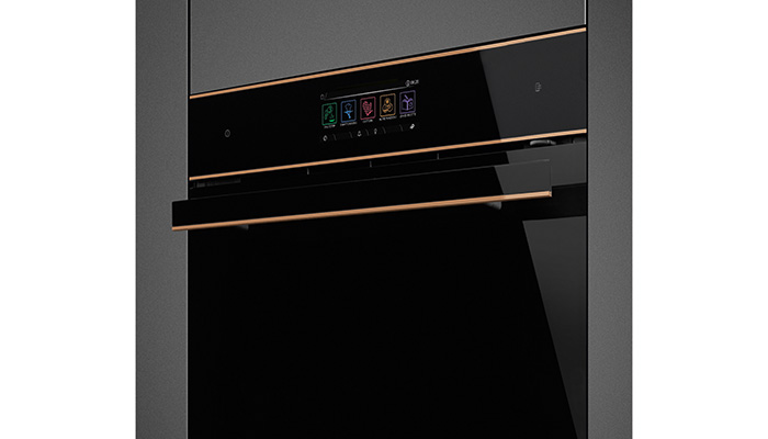 Smeg’s Omnichef technology uses smart cooking and offers a total of 150 automatic recipes. With the touch control display, the user can have peace of mind that the oven will automatically calculate the optimum cooking parameters, ensuring outstanding results alongside ease of use