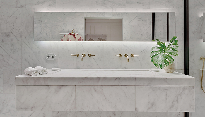 This stunning bathroom features Dornbracht’s Tara wall-mounted basin mixer in Brushed Durabrass (23kt Gold). The architects, OHLAB, chose iconic Tara for ‘a timeless style-conscious aesthetic that makes it a classic choice for a historic residential building that is fully committed to modernity’ | Image credit José Hevia
