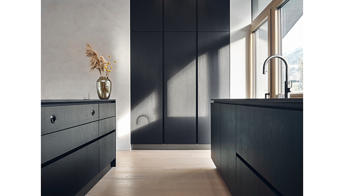 This modern, spacious kitchen features U999 TM28, part of EGGER’s PerfectSense Lacquered Chipboard range. A velvety matt surface, on a sustainable chipboard core, it also boasts anti-fingerprint properties