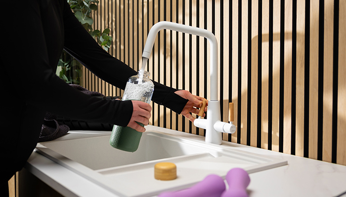 Abode’s Pronteau Scandi 4 IN 1 offers 75°C-98°C instant filtered steaming hot water, fresh filtered cold, as well as your regular hot and cold functions. It is designed to encapsulate the essence of the Scandi look with FSC-approved beech wood handles for a more natural aesthetic