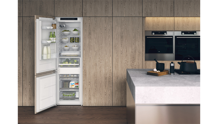 This 248L fridge-freezer by Asko refrigerator features ‘Adaptive Temperature Control’ which automatically lowers the temperature to keep food fresh for up to 20% longer and ‘Automatic Humidity Control’, which helps to preserve fruit and vegetables, helping to reduce food waste