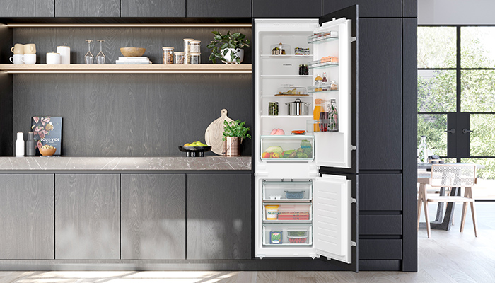 The Siemens iQ100 KI96NNSE0 built-in fridge-freezer provides an additional 29-32 litres of refrigeration capacity that’s an 11% increase compared to standard model sizes – ideal for a busy household