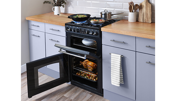 This Farmhouse 60cm dual fuel mini range cooker from Belling delivers all the essential features of a full-sized range cooker, including 5-setting multifunction double oven, innovative new AirFry function and specialist tray, 4-burner hob and a wok burner