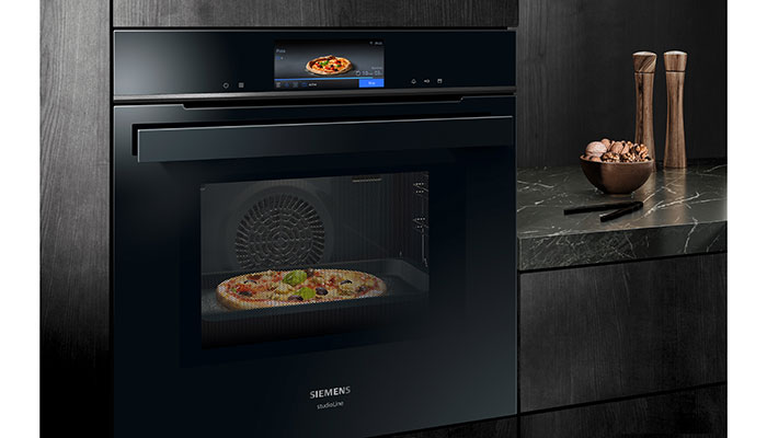 The Siemens iQ700 oven uses AI for perfect results highlighting how smart technology definitely makes life simpler, and features the browning sensor, which delivers crusts on bread, pizza or buns just as brown or golden as desired