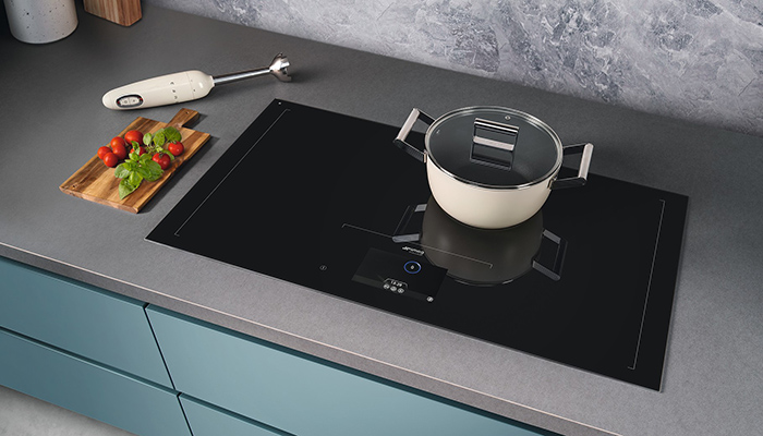 Smeg’s Area induction hob with intuitive TFT display shows every position, size and shape of the user’s pots and pans in full colour. The innovative Auto-Vent 2.0 function allows the hob to be automatically connected via Bluetooth to Smeg’s matching hood that adjusts its power in response to the hob