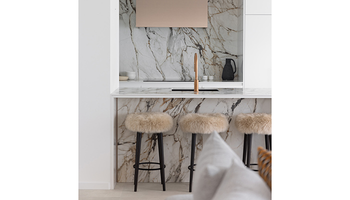 Neolith sintered stone in Calacatta Luxe, offers golden, ochre and grey tones on a white background inspired from Carrara marble, known for the chromatic explosion and definition. Available in Ultrasoft and Décor Polished finishes