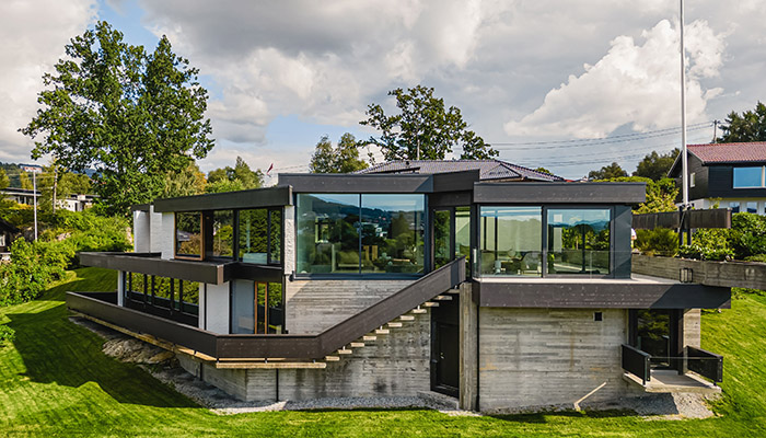 The Norwegian architect Geir Grung designed the villa for his brother-in-law in his signature geometric design language. The architect deployed his preferred materials: concrete, glass, redwood, and teak