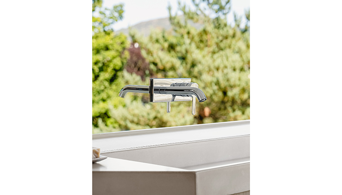 Elegantly set into the wall-mounted mirror, the C.1 single-lever faucet is perfectly showcased