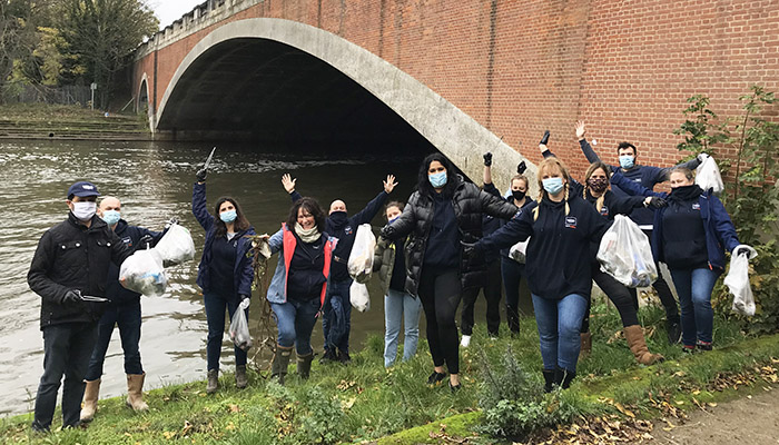Grohe UK team tackles plastic litter along the Thames